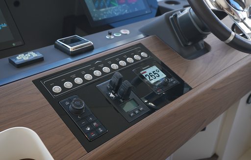 Azimut-Fly-72-lower-helm-controls