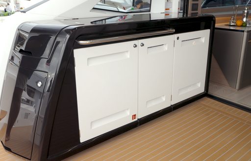 Sunseeker-Predator-75-cockpit-wet-bar