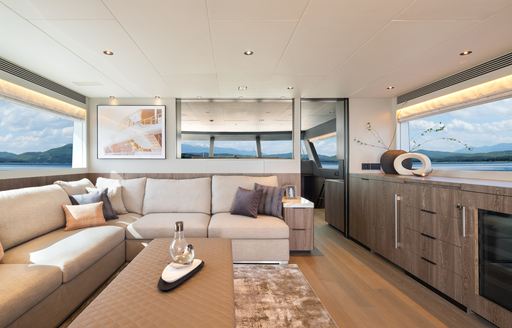 Horizon Yachts FD110 sky lounge  