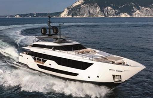 motor yacht custom line 106 running shot