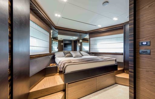 Ferretti 670 VIP cabin