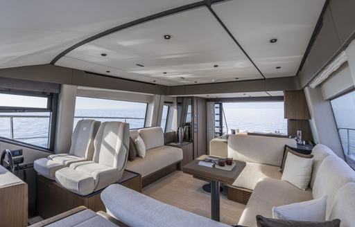 ferretti-580-saloon