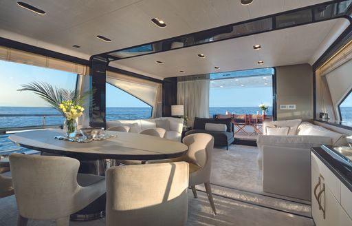 Azimut 80 flybridge salon