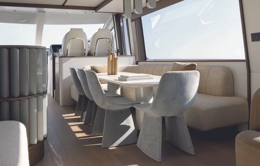 Azimut-Fly-72-saloon-dining-table