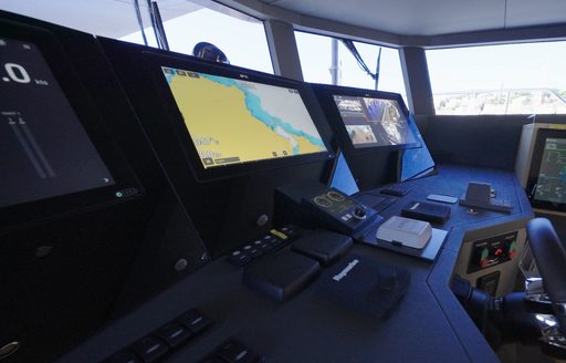 Numarine-30XP-helm-station-MFDs