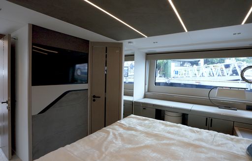 Sunseeker-Predator-75-owner-cabin-tv