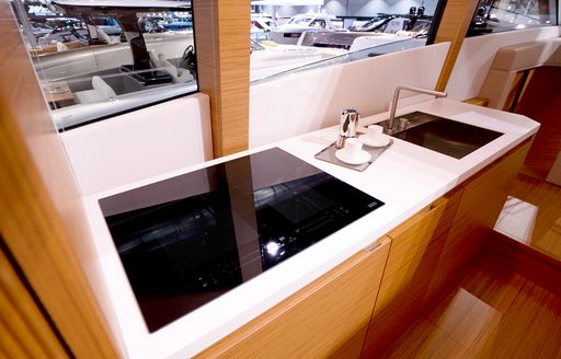 Solaris-52-Coupe-galley