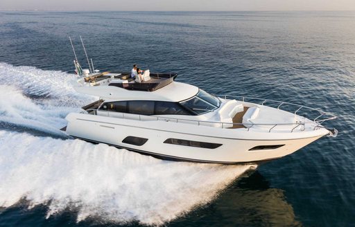 flybridge yacht Ferretti 550 running shot