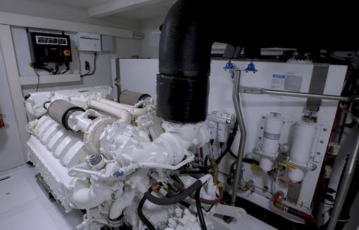 Azimut-Fly-72-engine-room