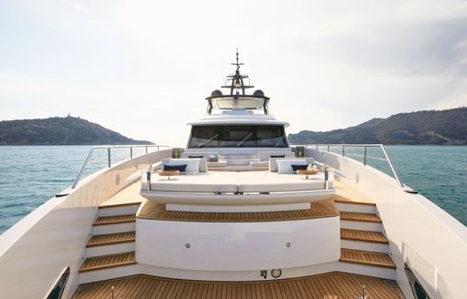 azimut grande trideck foredeck