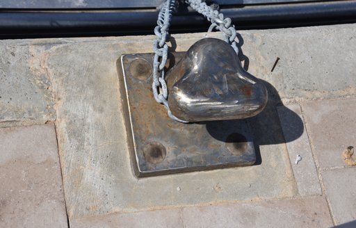 mooring bollard with chain