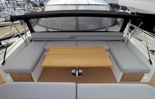 Sunseeker-Predator-75-foredeck-seating