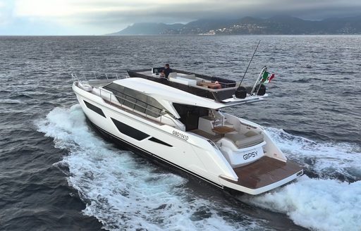 Ferretti-580-running-wake