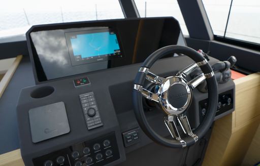 Pardo-GT52-helm-station