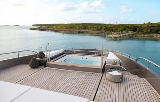 Ocean-Alexander-35-Puro-foredeck-jacuzzi