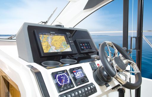 Sealine C390 helm 