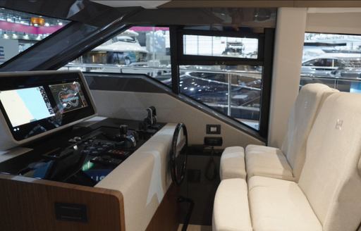 Ferretti 580 helm station