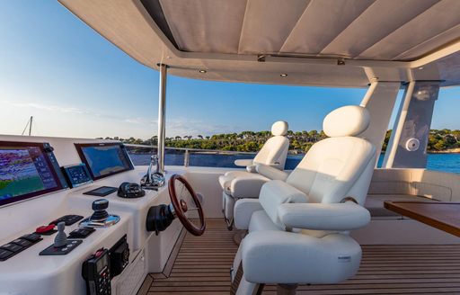 Outer-Reef-620-Trident-flybridge-helm