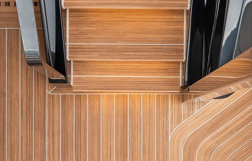 Ferretti-Infynito-90-teak-detail