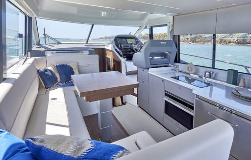 Beneteau Antares 12 Salon