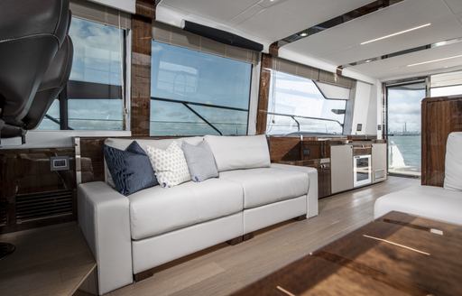 Fairline Squadron 68 interior