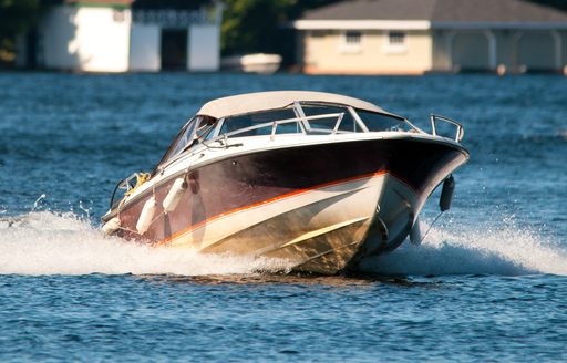 Picnic boat running