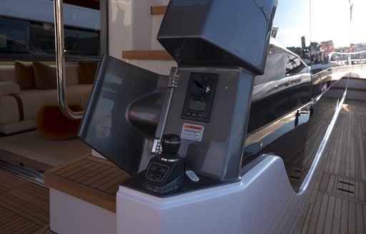 Azimut-Fly-72-side-deck-controls