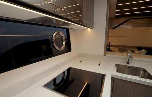 Sunseeker-Predator-75-galley-cooktop