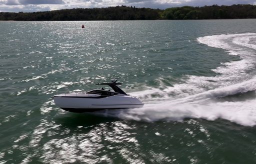 Fairline-F33-running-sideways