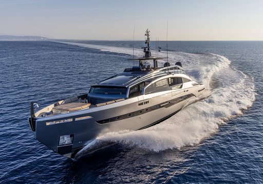 Pershing GTX116 running shot, surrounded by sea