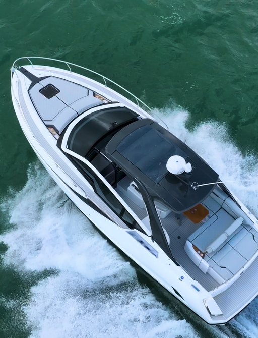 Fairline-F33-overhead