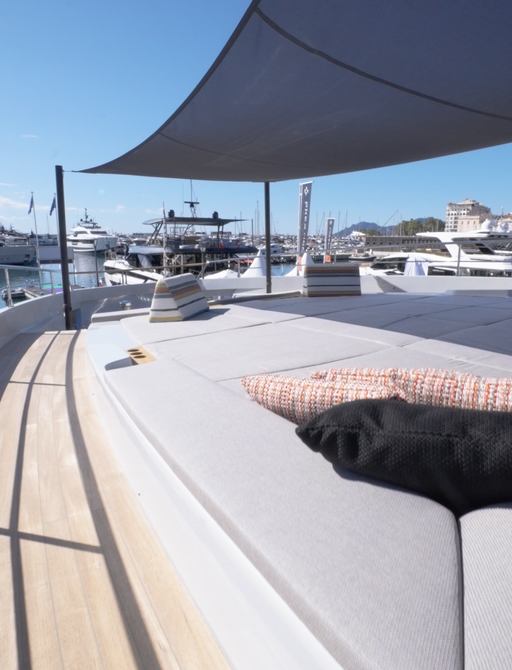 Numarine-30XP-flybridge-sunpad