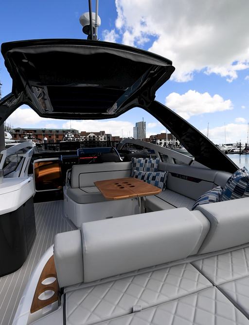 Fairline-F33-deck-space