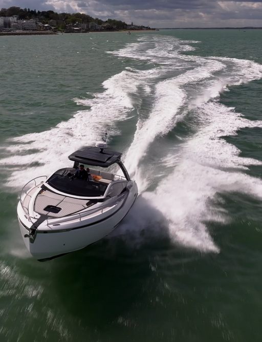 Fairline-F33-running-foward