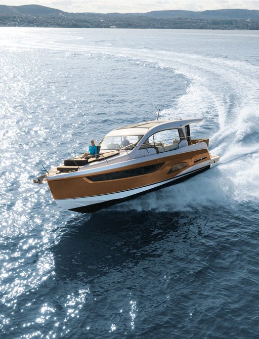 Sealine C390 design