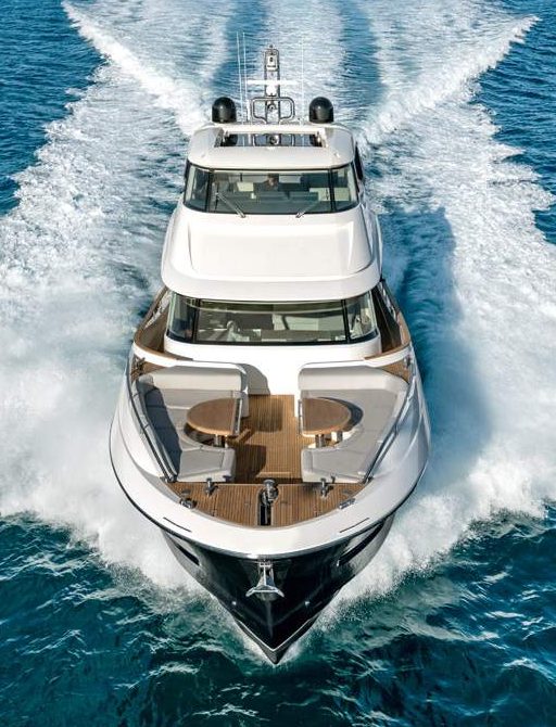 MCY 76 Skylounge foredeck