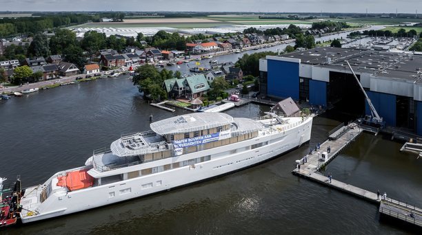 Feadship superyacht Project 825 moved to Kaag facility