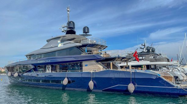 50m Dearsan Superyacht Queen Yaz Launched in Istanbul