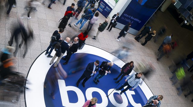 People stood on boot Dusseldorf sign