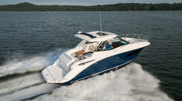 Sea Ray Sundancer 320 Review (2023 Edition)