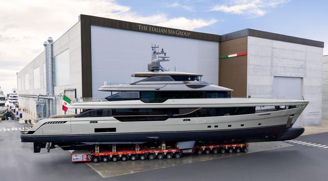 VIDEO: First Semi-Custom Admiral Panorama 50 Yacht Launched in Italy