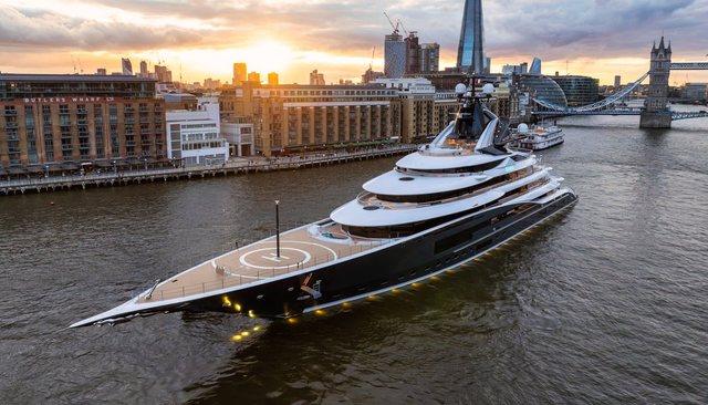 WATCH: 122m Lürssen Superyacht Kismet Returns to London’s Tower Bridge