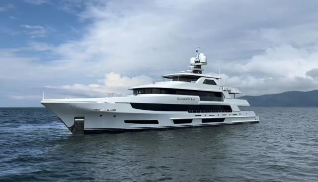 Danzante Bay yacht 
