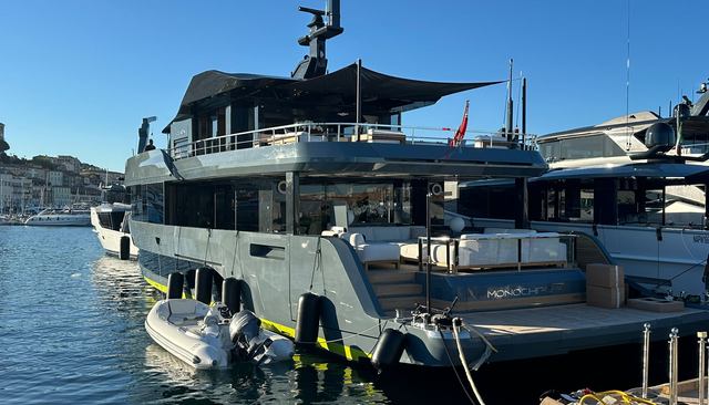 Monochrome yacht 