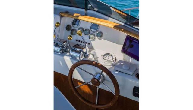 New School yacht for sale 19