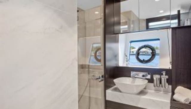 MANHATTAN 68 yacht for sale 27