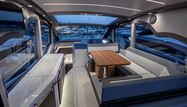 425HTS-074 yacht for sale 37