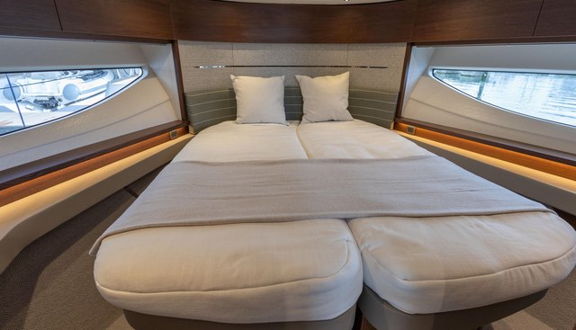 V55102 yacht for sale 4