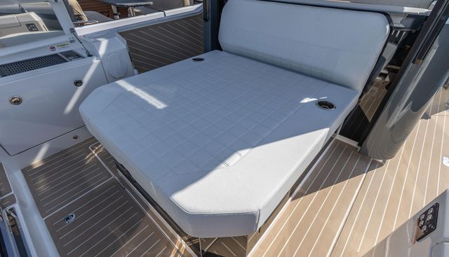 340GTWA-179 yacht for sale 3