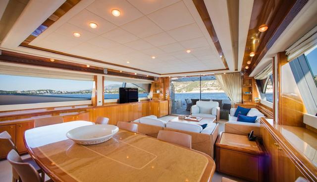 FERRETTI 881 yacht for sale 9